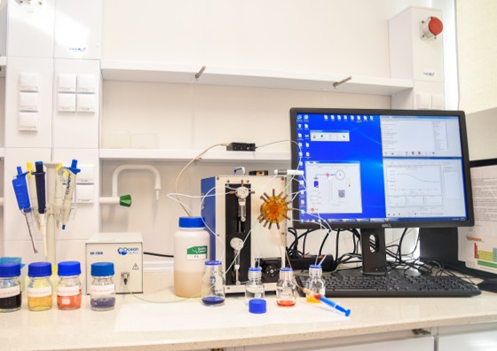 Zdjęcie układu przepływowego z zaworem Lab-on-valve